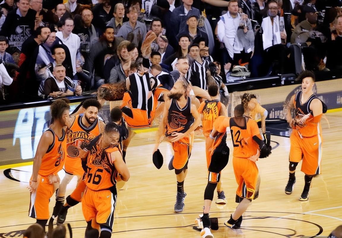 2017NBA西决：库里领勇士胜马刺，马刺夹击策略失效需战术调整(图1)